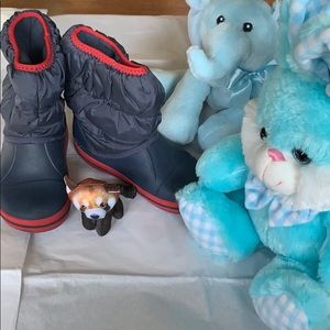 Kid croc snow boots used but still good.